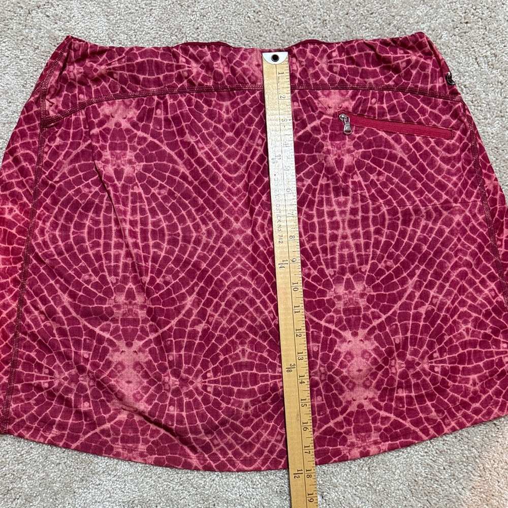 SkirtSports dark red/ light pink Patterned skort with built in shorts. - Picture 5 of 6